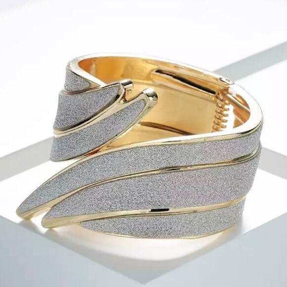 FASHION METAL HINGED BANGLE - Picture 1 of 1